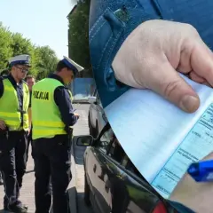 Policjanci wypisują mandat za wykroczenie, być może niebezpieczne wyprzedzanie. Kierowca otrzymał karę finansową.