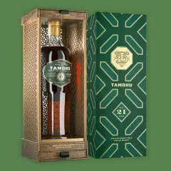 Bouteille de Tamdhu 21 ans, un whisky single malt des Speyside, dans son coffret luxueux en bois et sa boîte décorée.