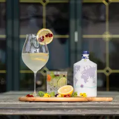 Dwa drinki i butelka z mapą świata. Czy wódka z trawą żubrową (żubrówka) może być produkowana w domu?