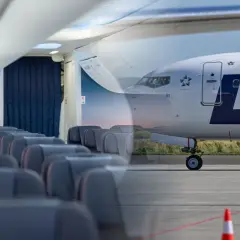 Wnętrze samolotu LOT z rzędami siedzeń i widok zewnętrzny samolotu Boeing 737 MAX 8 na płycie lotniska.