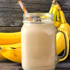 Pyszny, kremowy shake proteinowy na odchudzanie z bananem i kawą. Idealny na zdrowy początek dnia.