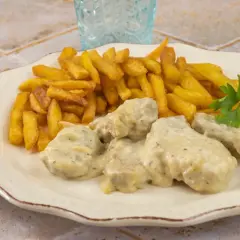 Filet mignon maroilles, tendre viande enrobée d'une sauce crémeuse, accompagnée de frites dorées et d'une touche de persil frais. Un délice !