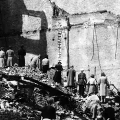 Menschen bergen Trümmer. Sie zeigen, wer hat Deutschland wieder aufgebaut: die Bevölkerung, die mit harter Arbeit den Wiederaufbau leistete.