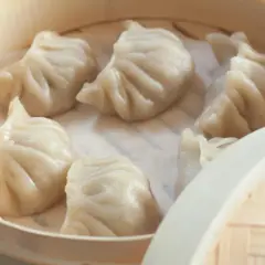 Pyszne, parujące chińskie pierożki w bambusowym parowniku. Idealne na przekąskę.
