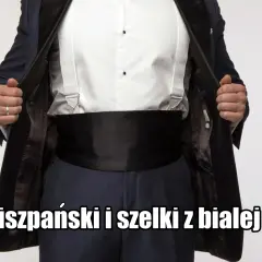 Elegancki mężczyzna prezentuje czarny pas hiszpański i białe szelki do smokingu.