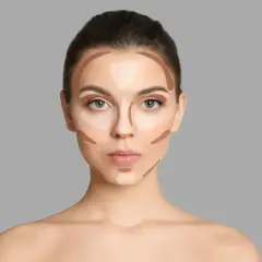 Modelka pokazuje, jak nakładać bronzer i rozświetlacz, tworząc efekt konturowania twarzy.