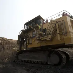 Ogromna, żółta koparka Caterpillar EH2311, największa koparka Caterpillar, pracuje w kopalni odkrywkowej.