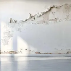 Muro scrostato con macchie di umidità, come se la pittura si stesse aggrappante al quarzo sottostante. Luce solare filtra da una grande finestra.