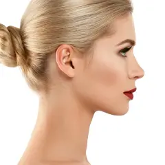 Profil kobiety z blond kokiem i subtelnym garbatym nosem, podkreślonym czerwonymi ustami.