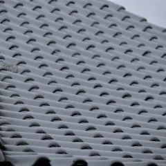 Pokryty śniegiem dach z dachówki ceramicznej. Widać wyraźnie, jaki spadek dachu na 6 metrach, z charakterystycznym grzebieniem na krawędzi.