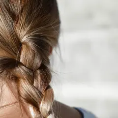 Warkocz z blond włosów. Pielęgnacja od wewnątrz: co jeść na ładną cerę i włosy?