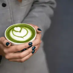 Zielony matcha latte z pianką w kształcie serca, idealne co zamiast kawy.