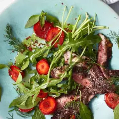 Saftiges Steak mit Erdbeeren und Rucola, ein perfektes sommer rezepte hauptgericht. Frische Kräuter runden das Gericht ab.