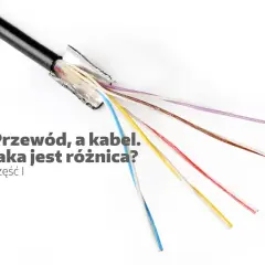 Rozdzielony przewód z kolorowymi żyłkami, ukazujący jego budowę. Jaka jest różnica między przewodem a kablem?