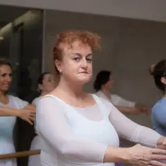 Donne adulte in posa di danza classica, con grazia e concentrazione, imparano i passi con passione.