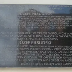 Zapomniana tablica upamiętniająca Józefa Piłsudskiego: historia i lokalizacja