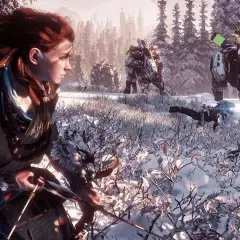 Aloy z Horizon Zero Dawn Platyna w śnieżnym lesie, gotowa do walki z mechanicznymi bestiami.