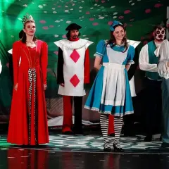 Alicja w Krainie Czarów postacie: Biały Królik z zegarem, Królowa Kier, Walet Kier, Alicja, Szalony Kapelusznik i inni na scenie.