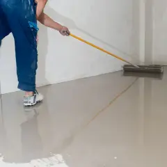 Robot do wylewki maszynowej wygładza świeżą wylewkę podłogową.