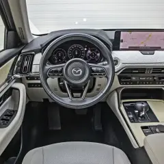 Wnętrze Mazdy CX-60 z nowoczesnym kokpitem i ekranem nawigacji. Sprawdź aktualną mazda cx 60 cena!