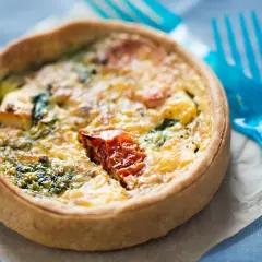 Torta salata in friggitrice ad aria, con ripieno di spinaci, formaggio e pomodoro. Perfetta per un pasto veloce e gustoso.