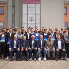 Grupa mężczyzn z dyplomami, absolwenci kursu trener uefa b.