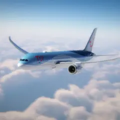 Ett TUI-flygplan flyger över molnen, perfekt för din flyg till Thailand tid.