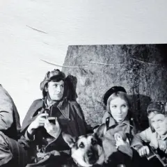 Czterej pancerni i pies obsada: Janek, Gustaw, Marusia, Lidka i Szarik w mundurach.