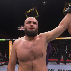 Shamil Gazievs arm höjs i luften efter en seger.