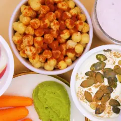 Zdrowe, niskokaloryczne przekąski: jogurt z jabłkiem, ciecierzyca z papryką, guacamole z marchewką i jogurt z pestkami dyni.