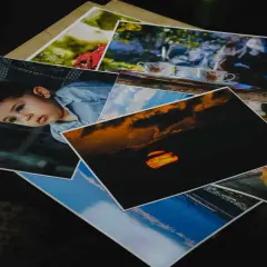 Zdjęcie 13x18 to popularny format, idealny do albumów. Na zdjęciach widać uśmiechniętego chłopca, malucha, zachód słońca i filiżanki z parującą kawą.