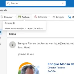 Interfaz de Outlook para la gestión de correo electrónico, mostrando la opción de archivar un mensaje.