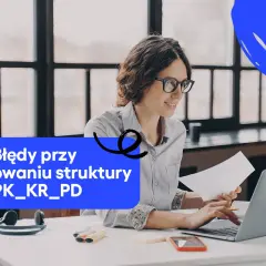 Kobieta pracuje przy laptopie, trzymając dokumenty. Na ekranie widnieje napis "Błędy przy raportowaniu struktury JPK_KR_PD".