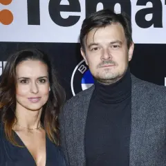 Dawid Ogrodnik z żoną na ściance.