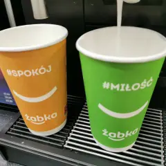 Dwie kawy z Żabki: pomarańczowa z napisem #Spokój i zielona z #Miłość. Duża kawa z Żabki ma 300 ml.