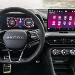Wnętrze Skody z ekranem multimedialnym i cyfrowymi zegarami. System Skoda Connect oferuje intuicyjną obsługę.