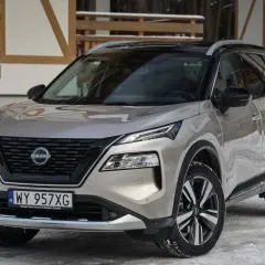 Zastanawiasz się, jaki silnik wybrać do Nissana X-Trail? Ten nowoczesny SUV w kolorze szampańskim prezentuje się świetnie na tle zimowego krajobrazu.
