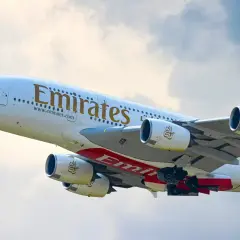 Samolot Emirates wznosi się w powietrze. Zastanawiasz się, ile się leci do Dubaju?