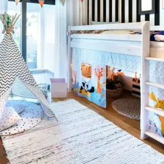 Ein **hochbett vor fenster** in einem Kinderzimmer mit Spielzelt, Teppichen und bunten Vorhängen.