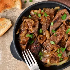 Wątróbka z kurczaka duszona z cebulką, idealna do szybkiego obiadu. Dowiedz się, ile smażyć watrobke z kurczaka, by była pyszna.