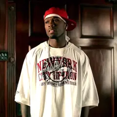 50 Cent w czerwonej czapce i białej koszulce z napisem "New York City", jak w teledysku "50 cent candy shop tekst".