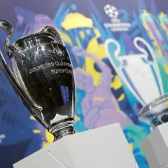 Trofeum Ligi Mistrzów i piłki do losowania. Ile jest rund kwalifikacyjnych do Ligi Mistrzów? To pytanie zadają sobie fani piłki nożnej.