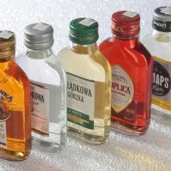 Małe butelki wódki: Żubrówka Złota, Łądkowa Gorzka, Soplica Malinowa i Znaps. Co to jest małpka wódki? To właśnie takie miniaturowe buteleczki.