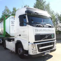 Biała cysterna Volvo z naczepą, gotowa do transportu towarów szybko psujących się.