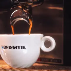Kawa ristretto co to? Intensywny napar z ekspresu w filiżance z logo Kofimatik.