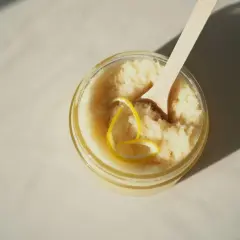 Twój peeling cukrowy DIY: Gładka skóra z kuchni w 5 minut!