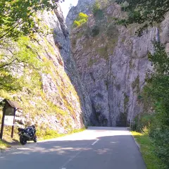 Niezapomniane trasy motocyklowe w Słowacji – odkryj piękno dróg