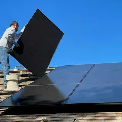 Installatör monterar solceller på taket, ett steg mot ökad solcellshållbarhet och en grönare framtid.