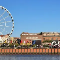 Ett stort pariserhjul och texten "GDANSK" syns vid vattnet. En fin plats att se i Gdansk.