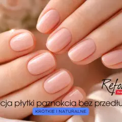 Delikatne, różowe paznokcie hybrydowe na krótkiej płytce. Stylizacja podkreślająca naturalne piękno dłoni.
